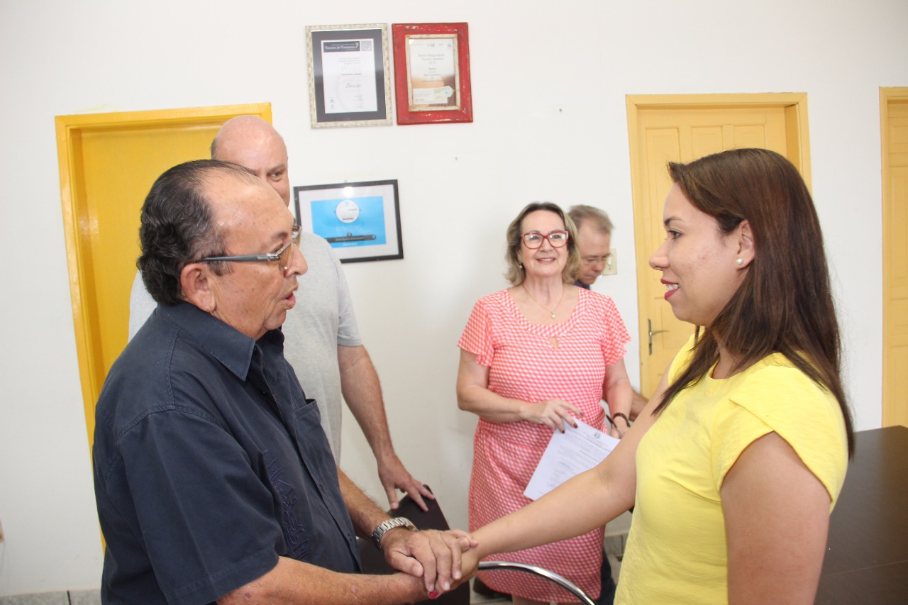 Prefeito municipal dá posse à fiscal de postura concursada