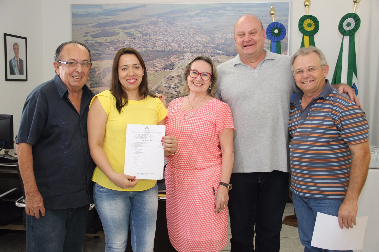 Prefeito municipal dá posse à fiscal de postura concursada