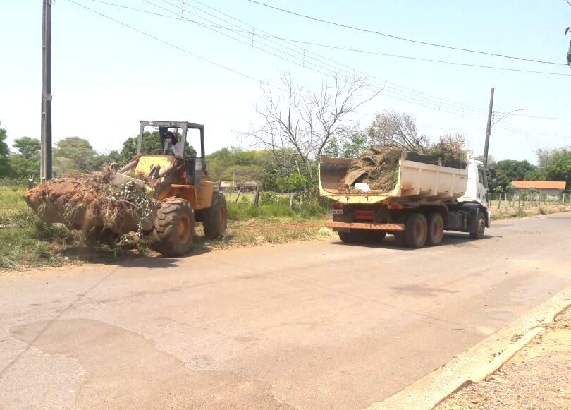 Prefeitura remove entulhos e galhadas no Jardim Boa Vista