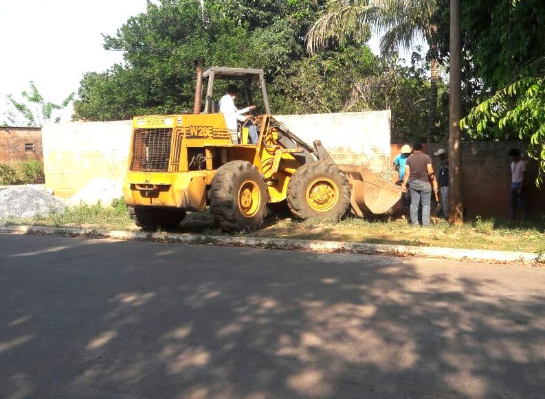 Prefeitura remove entulhos e galhadas no Jardim Boa Vista