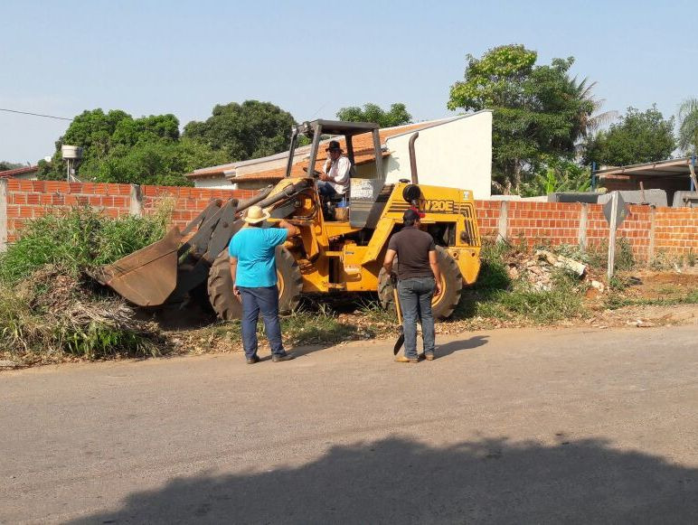 Prefeitura remove entulhos e galhadas no Jardim Boa Vista
