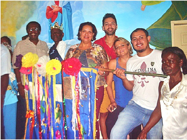 Equipe da Cultura com a Bandeira de Santos Reis do Distrito Águas do Miranda, juntamente com o Sr. Amarilio Modesto da Silva (Festeiro da Folia de Reis).