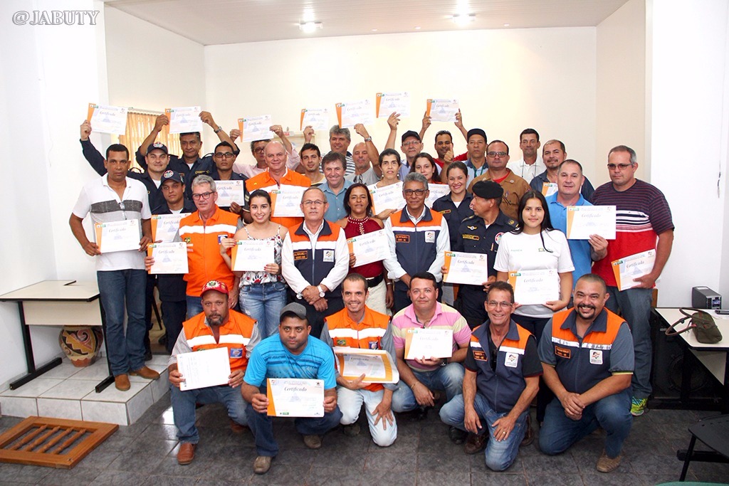 Programa de Capacitação em Defesa Civil entrega certificados