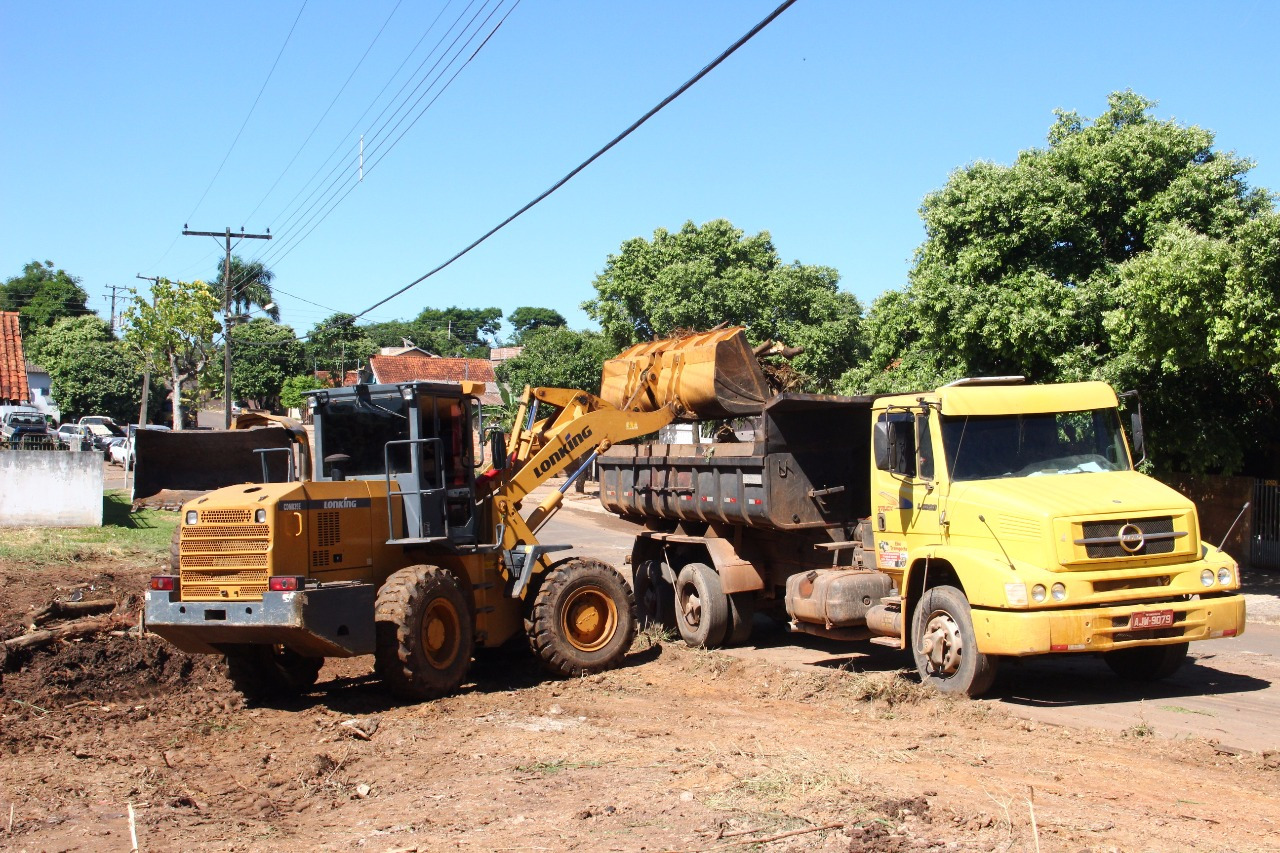 Prefeitura recolhe entulhos e galhadas na Vila América
