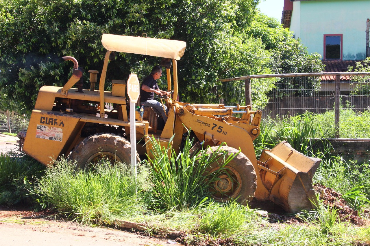 Prefeitura recolhe entulhos e galhadas na Vila América