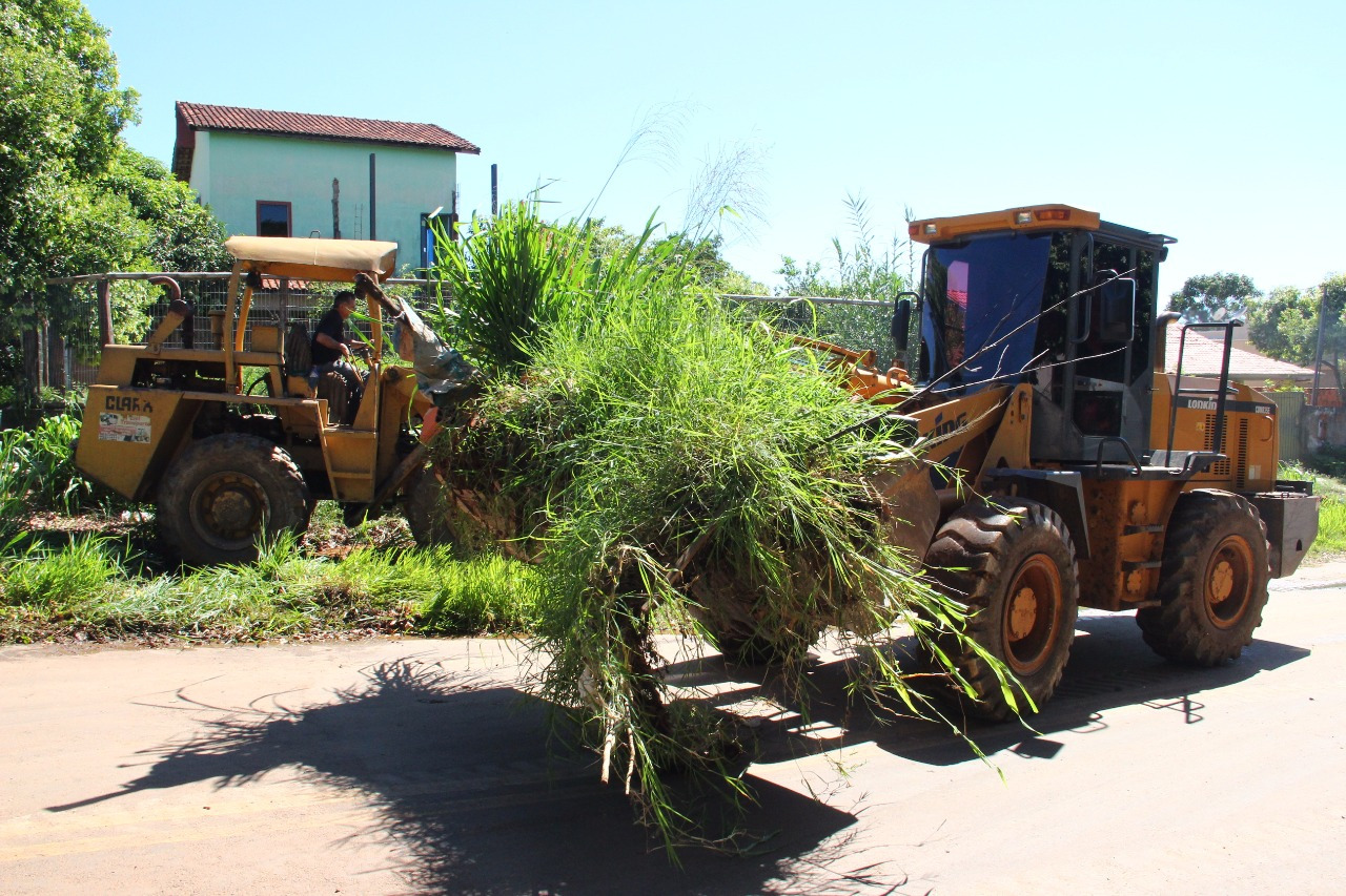 Prefeitura recolhe entulhos e galhadas na Vila América