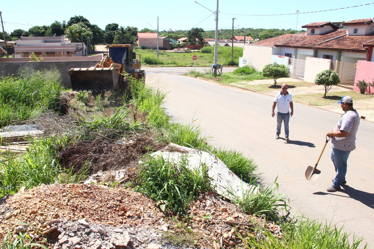 Prefeitura recolhe entulhos e galhadas na Vila América