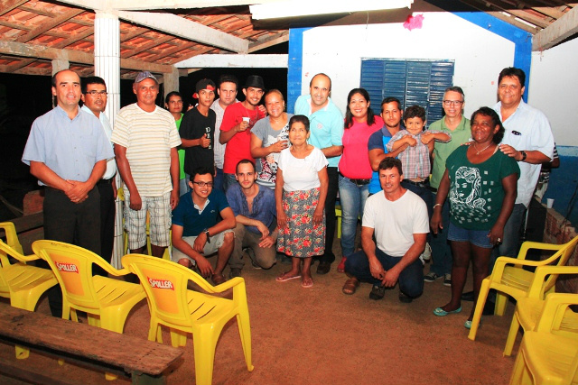 Prefeito Leleco com membros da associação do Jardim Bom Viver