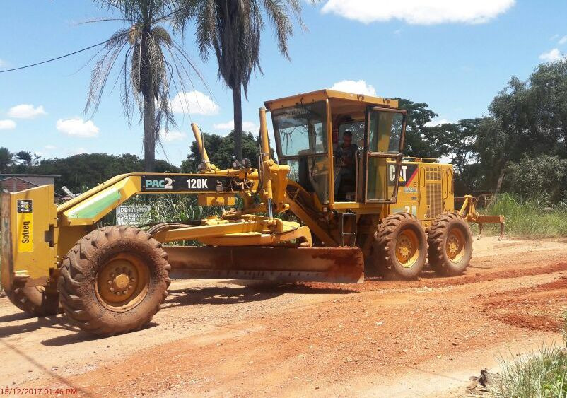 Obras efetua patrolamento e encascalhamento na Vila América