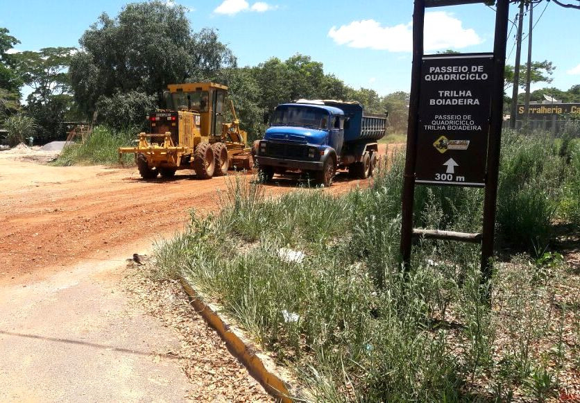 Obras efetua patrolamento e encascalhamento na Vila América