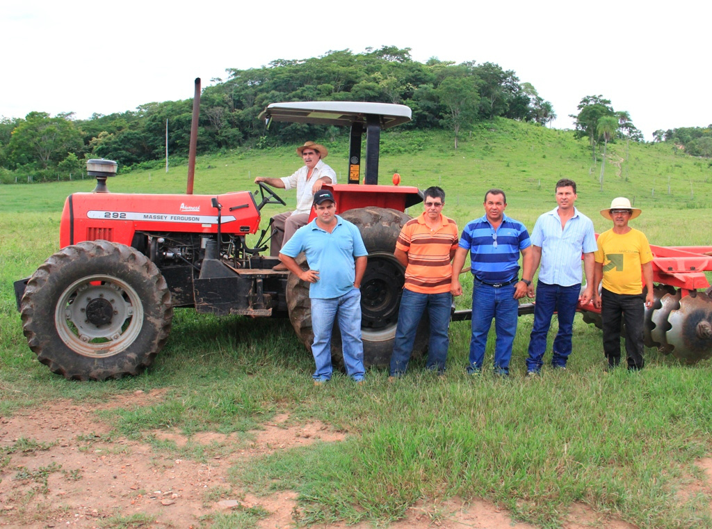 Produtores de leite recebem trator