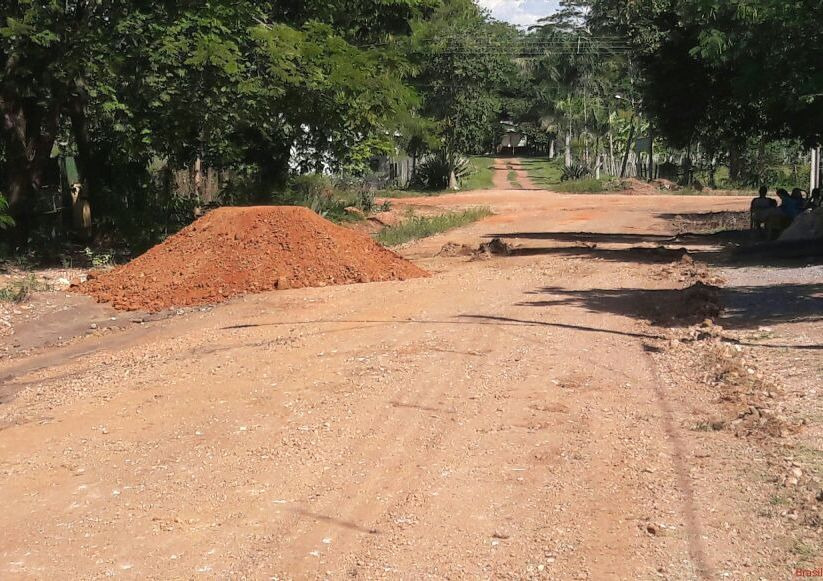 Obras efetua patrolamento e encascalhamento na Vila América