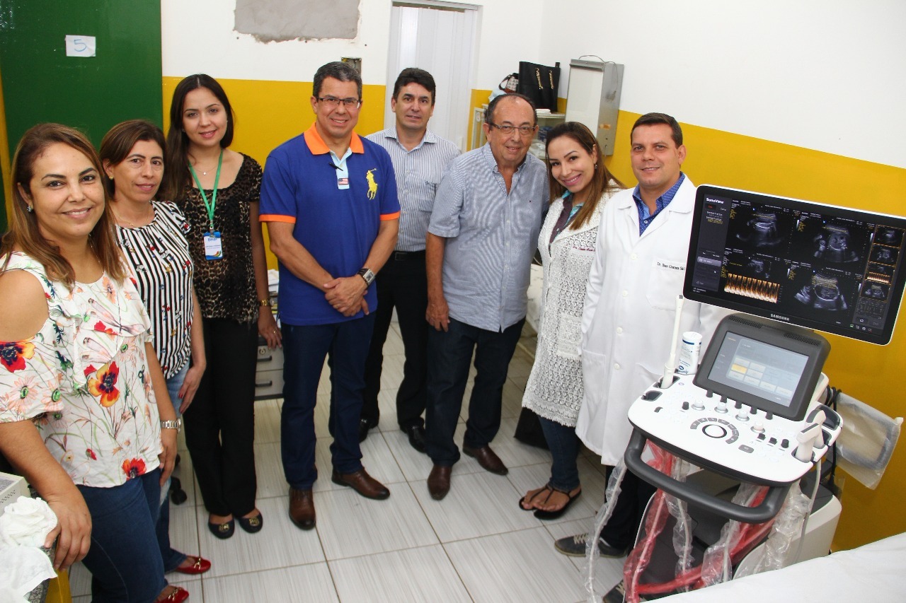 Prefeito entrega aparelho de ultrassom de última geração