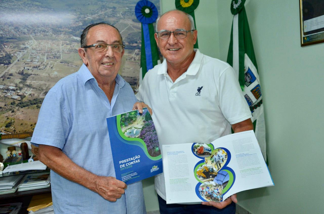 Prefeito Odilson e secretário Vidaneis apresentam a revista Prestação de Contas. Foto: Jabuty