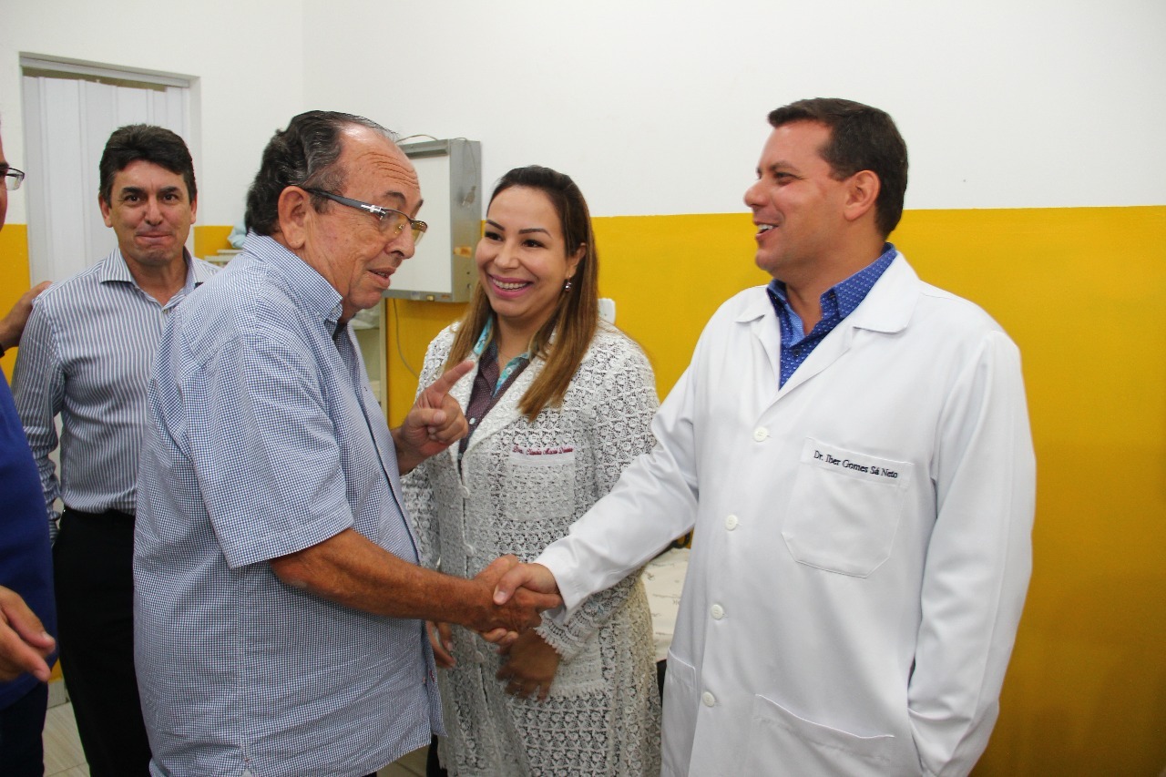 Prefeito entrega aparelho de ultrassom de última geração