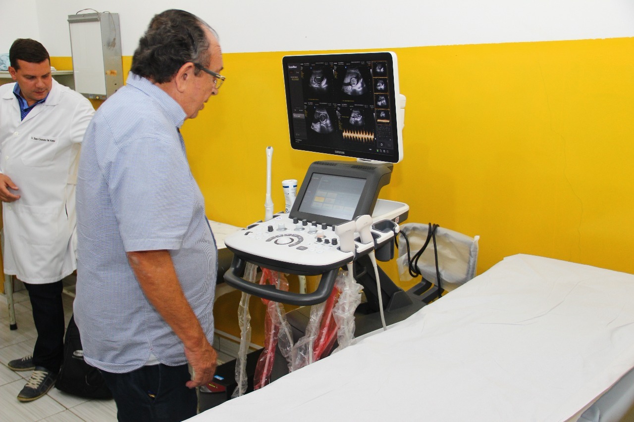 Prefeito entrega aparelho de ultrassom de última geração