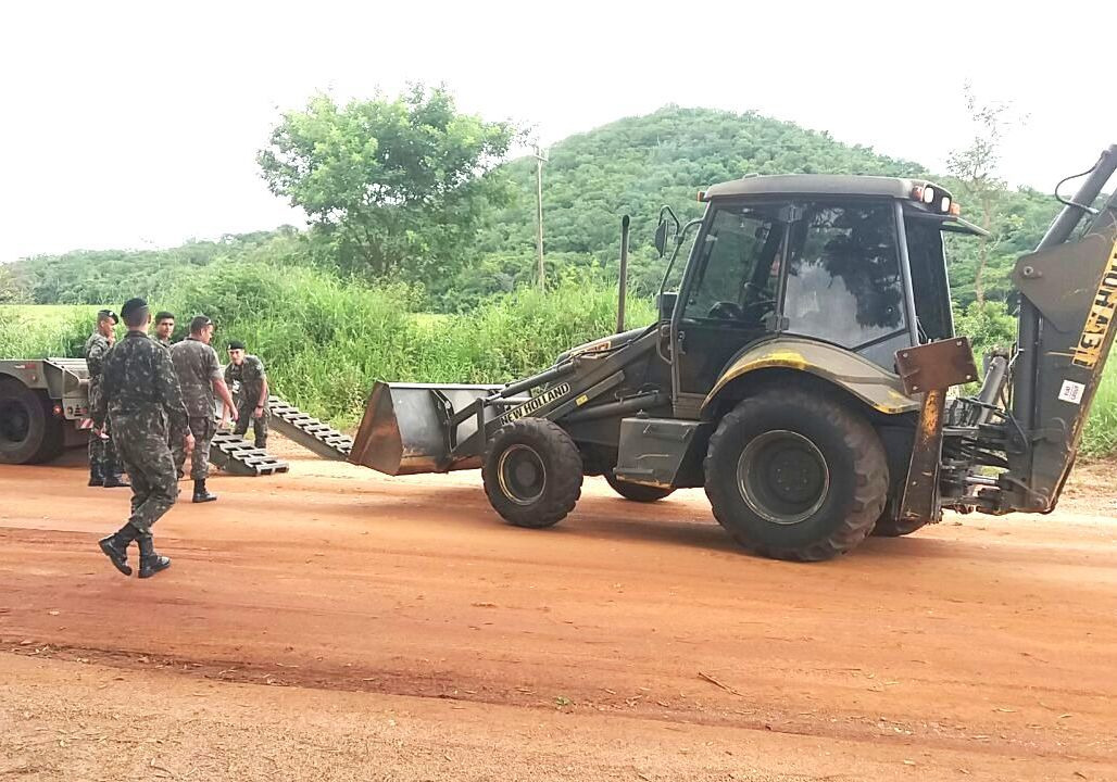 Exército faz manutenção na estrada da Gruta do Lago Azul