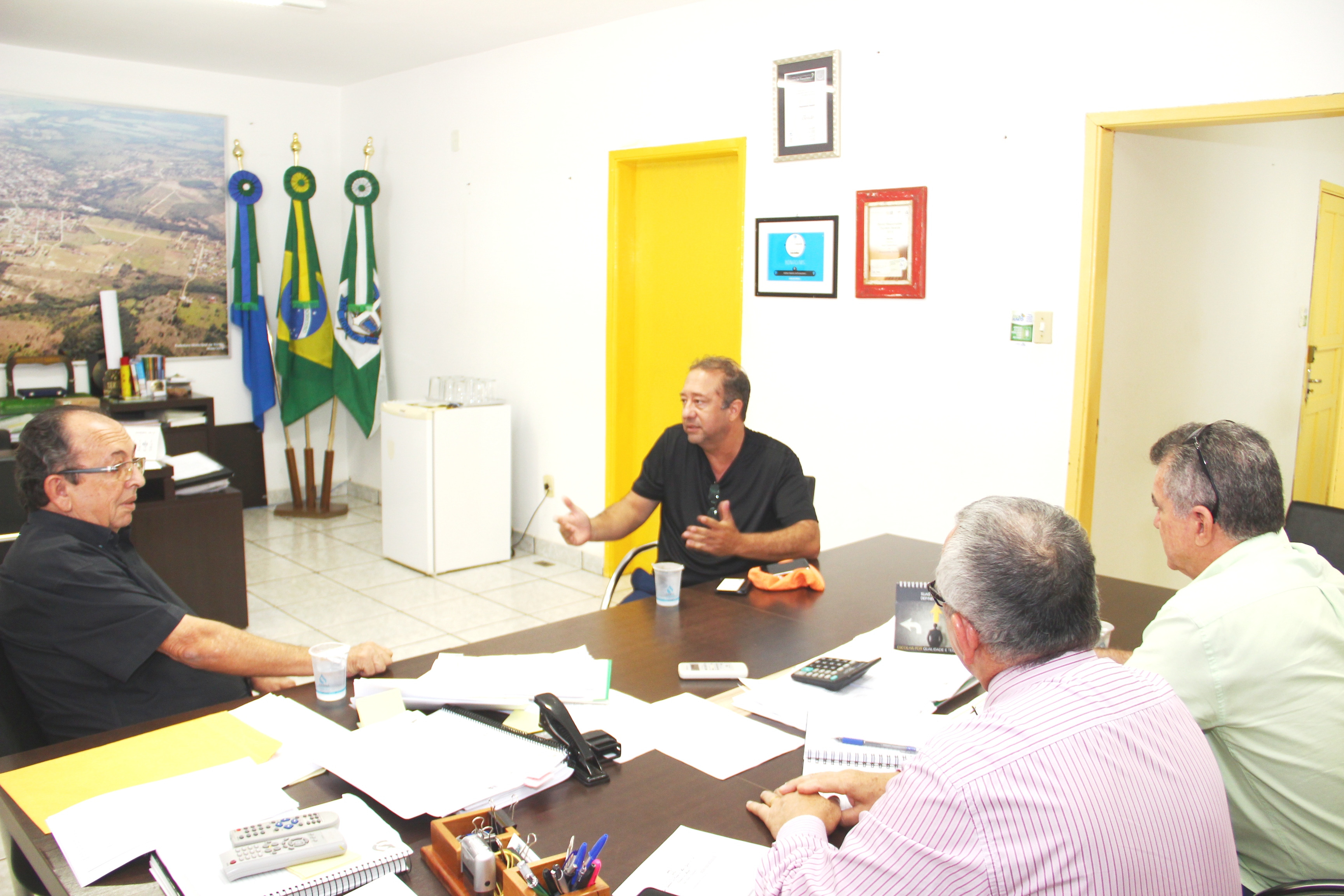 Prefeito pede a diretor do INCRA a regularização do Guaicurús