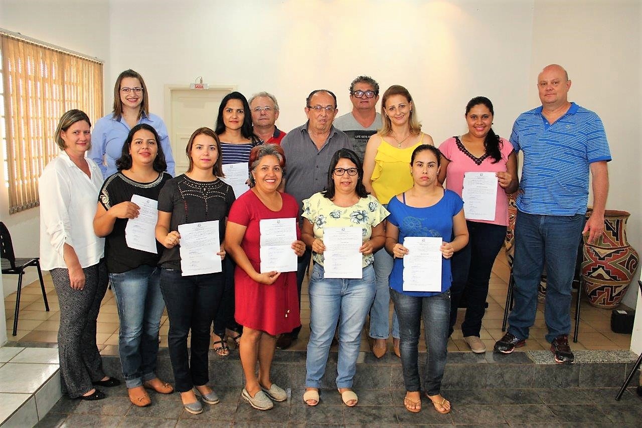 Prefeito dá posse a nove professores e atendentes concursados