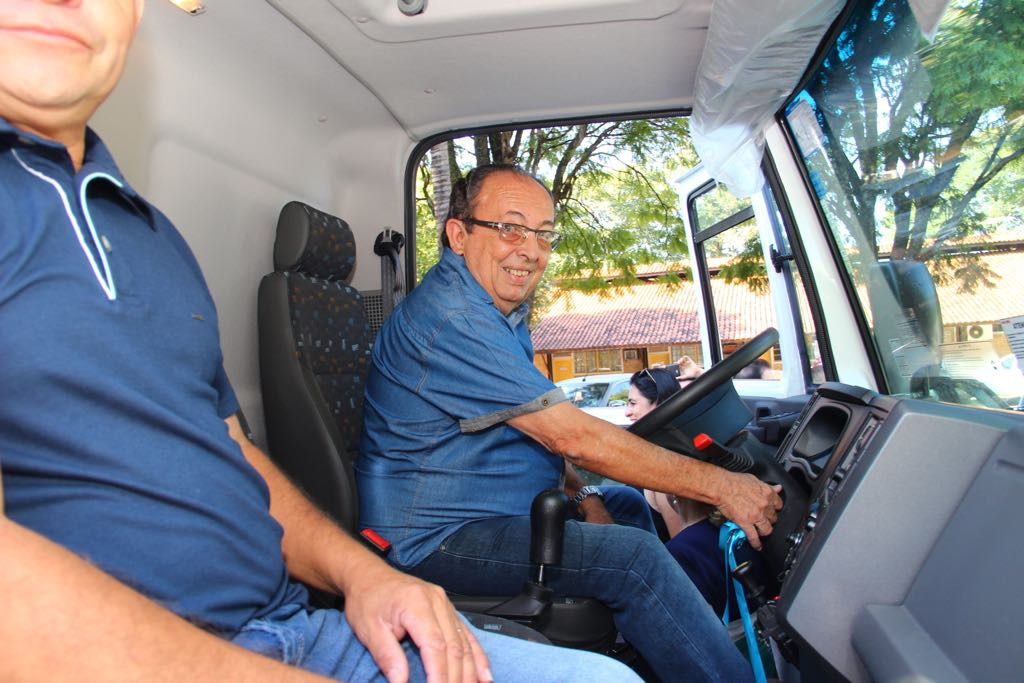 Unidade da Sanesul em Bonito recebe caminhão basculante