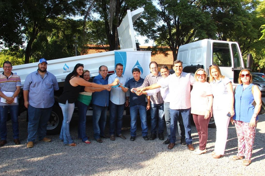 Unidade da Sanesul em Bonito recebe caminhão basculante