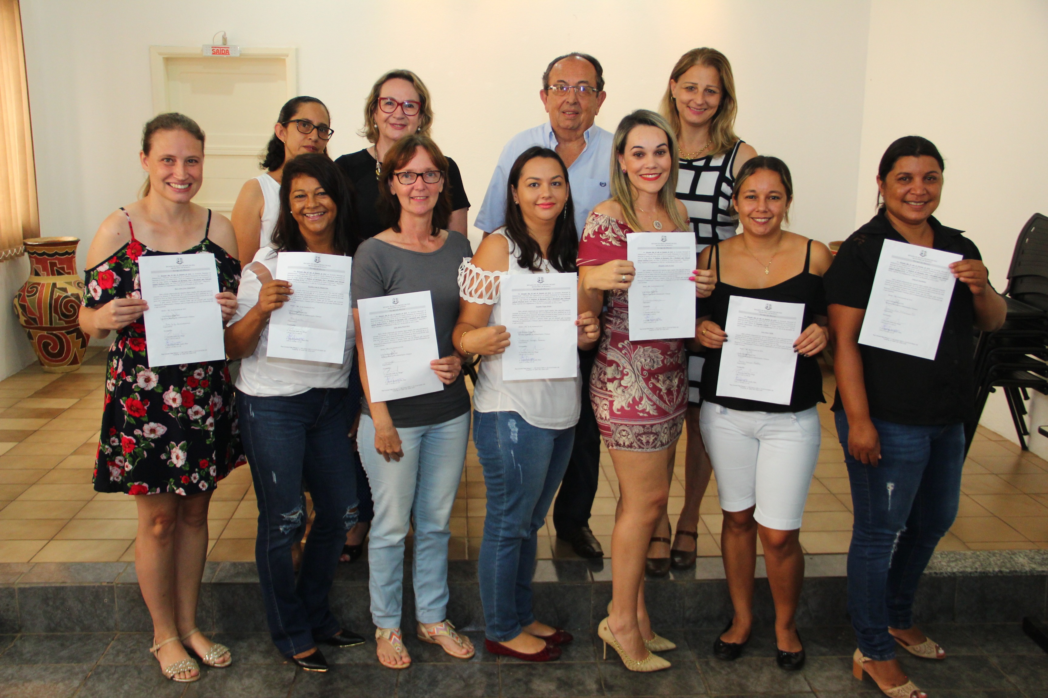Prefeito dá posse a professores e atendente da Rede Municipal