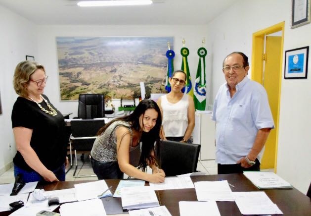 Prefeito dá posse a mais uma Atendente Infantil concursada
