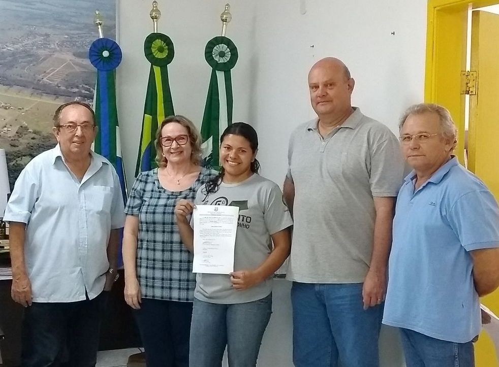 Prefeito dá posse à nova Atendente Infantil concursada