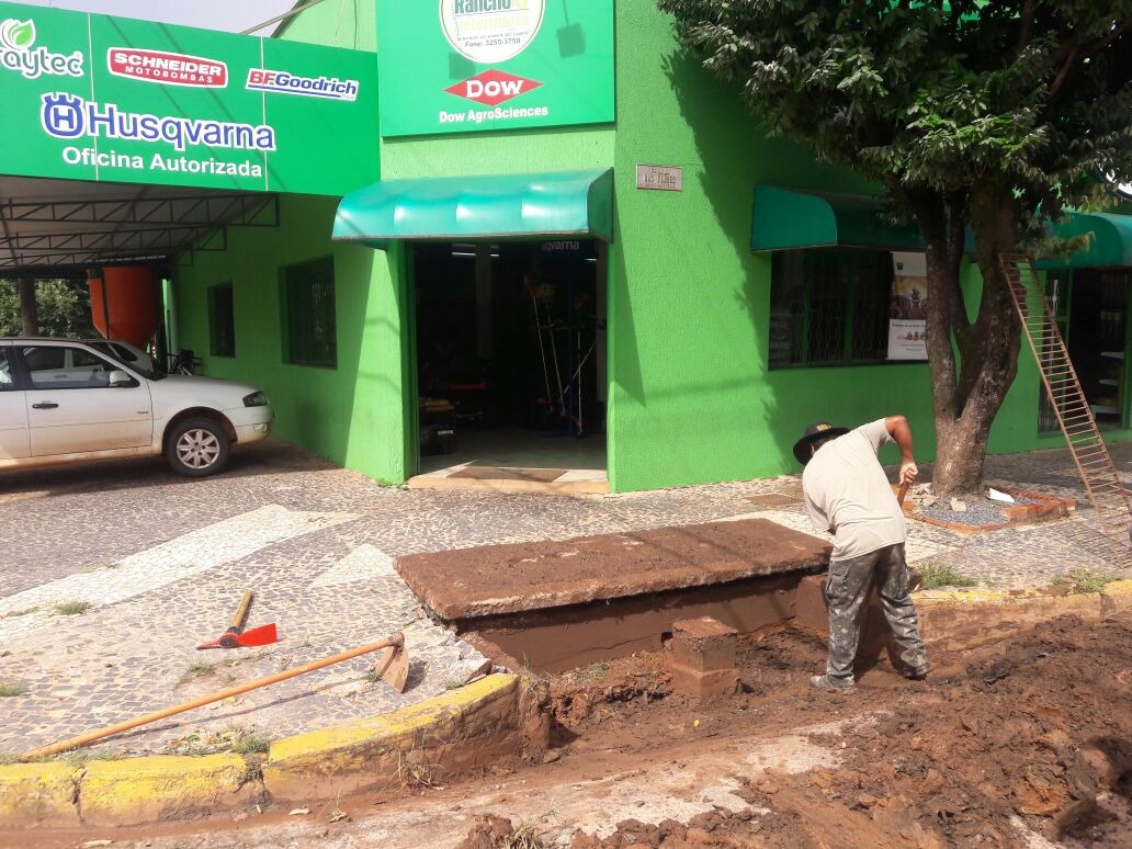 Secretaria de Obras realiza limpeza de ruas e bueiros