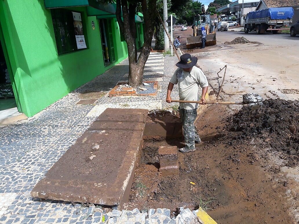 Secretaria de Obras realiza limpeza de ruas e bueiros