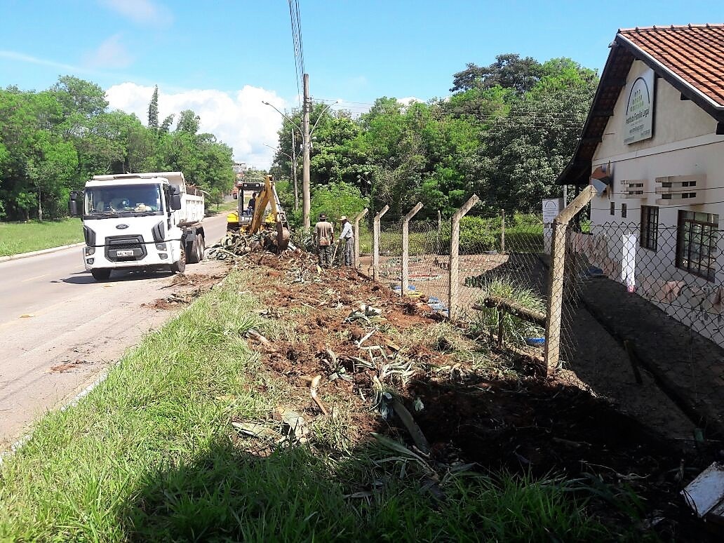 Secretaria de Obras realiza limpeza de ruas e bueiros