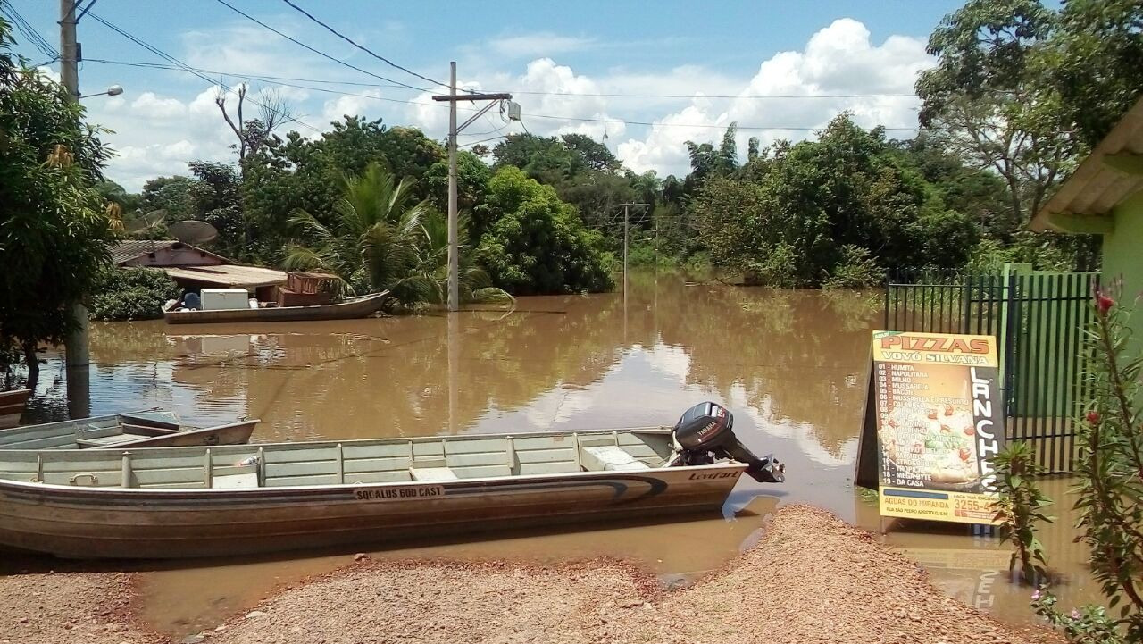 Prefeito coordena ajuda aos moradores em Águas do Miranda