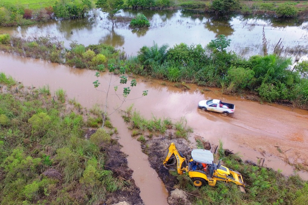 Obras esgota água acumulada em trecho da estrada do Sucuri Obras esgota água acumulada em trecho da estrada do Sucuri