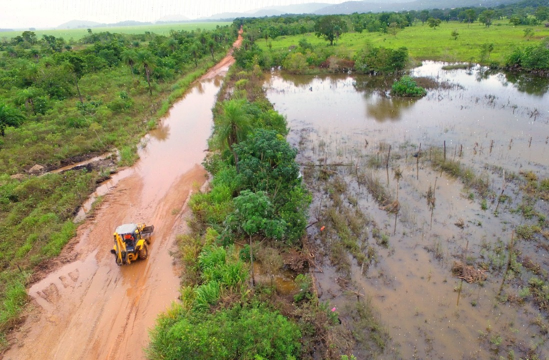 Obras esgota água acumulada em trecho da estrada do Sucuri