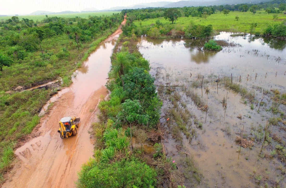 Obras esgota água acumulada em trecho da estrada do Sucuri Obras esgota água acumulada em trecho da estrada do Sucuri