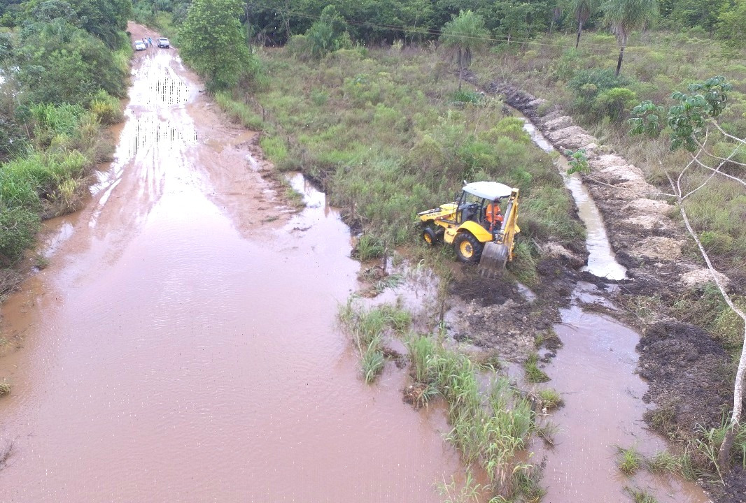 Obras esgota água acumulada em trecho da estrada do Sucuri Obras esgota água acumulada em trecho da estrada do Sucuri