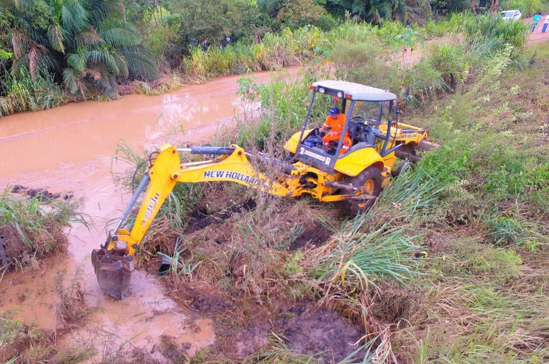 Obras esgota água acumulada em trecho da estrada do Sucuri Obras esgota água acumulada em trecho da estrada do Sucuri