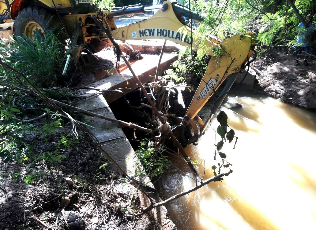 Obras efetua limpeza sob as pontes do córrego Bonito Obras efetua limpeza sob as pontes do córrego Bonito