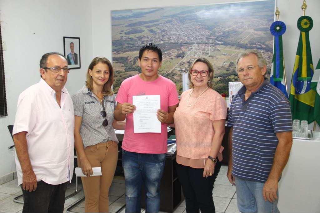 Prefeito dá posse à novo Atendente Infantil concursado Prefeito dá posse à novo Atendente Infantil concursado