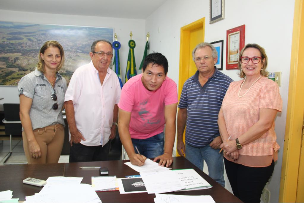 Prefeito dá posse à novo Atendente Infantil concursado Prefeito dá posse à novo Atendente Infantil concursado