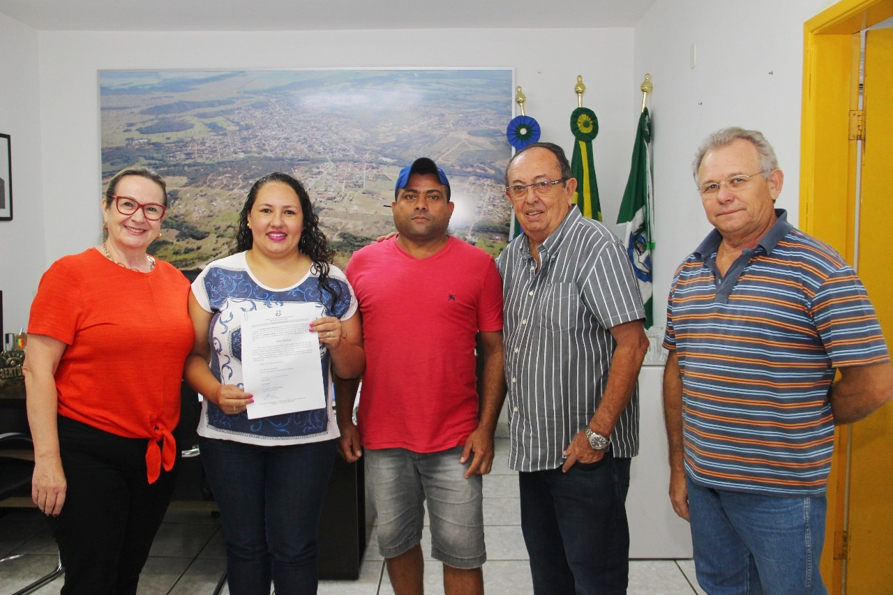 Prefeito dá posse à atendente Atendente Infantil concursada