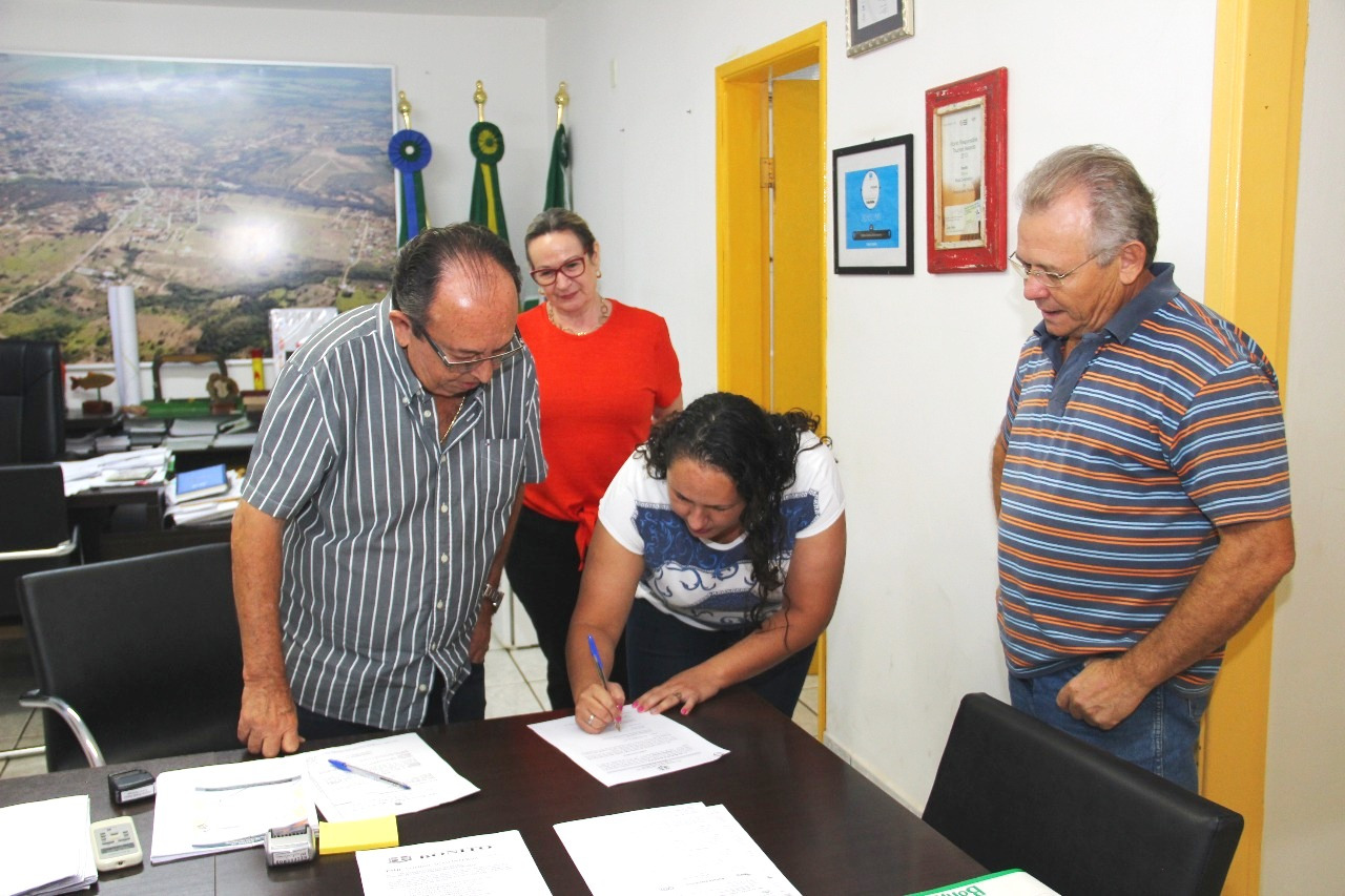 Prefeito dá posse à atendente Atendente Infantil concursada