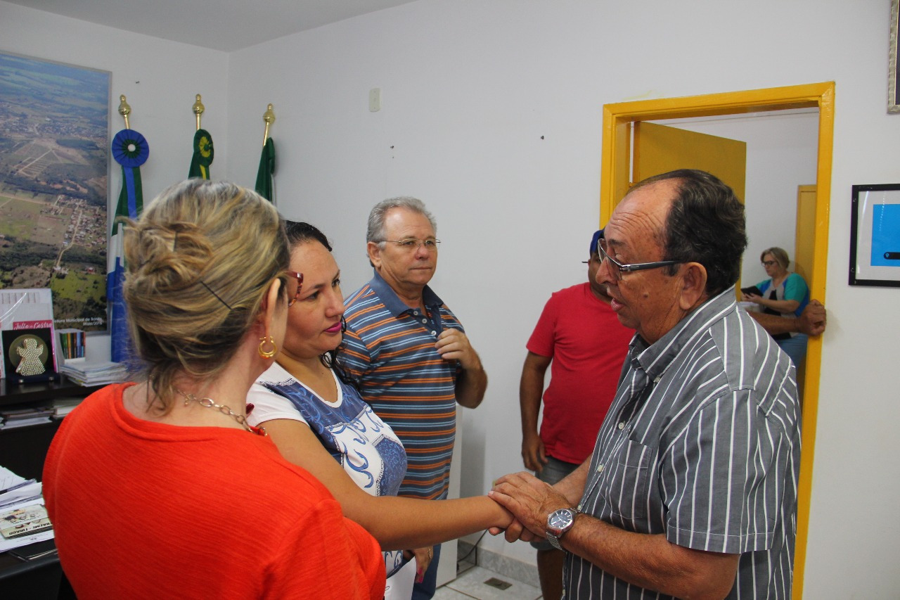 Prefeito dá posse à atendente Atendente Infantil concursada