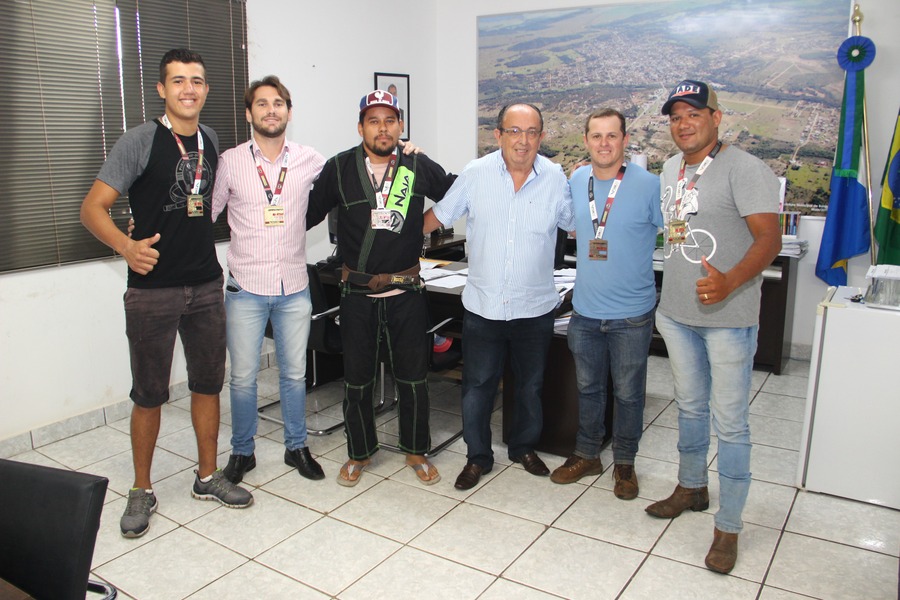 Prefeito recebe atletas da Equipe Pinho de Jiu-Jitsu