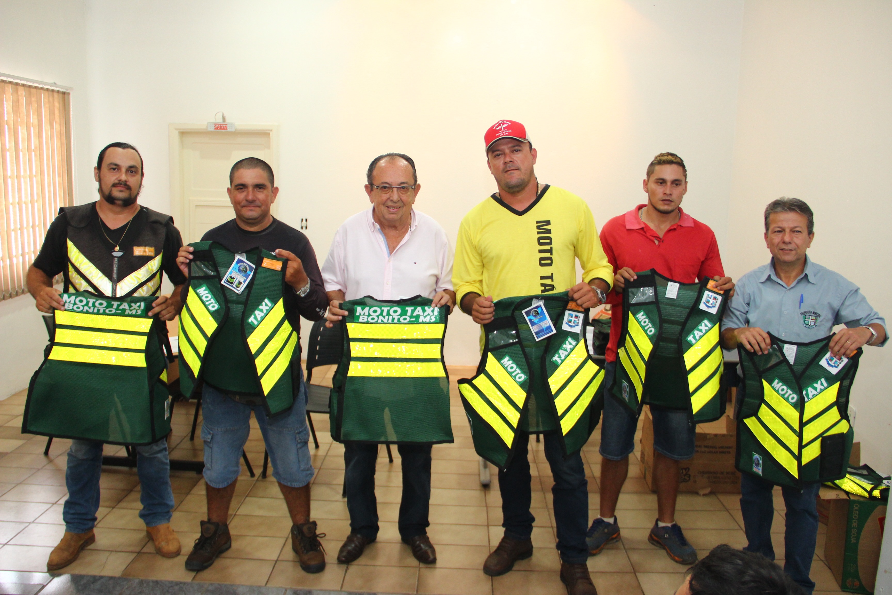 DEMTRAT entrega novos coletes aos mototaxistas de Bonito DEMTRAT entrega novos coletes aos mototaxistas de Bonito
