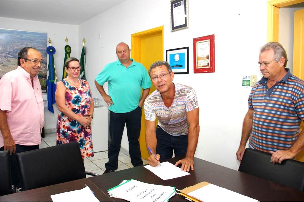Prefeito dá posse a professor de Educação Física concursado