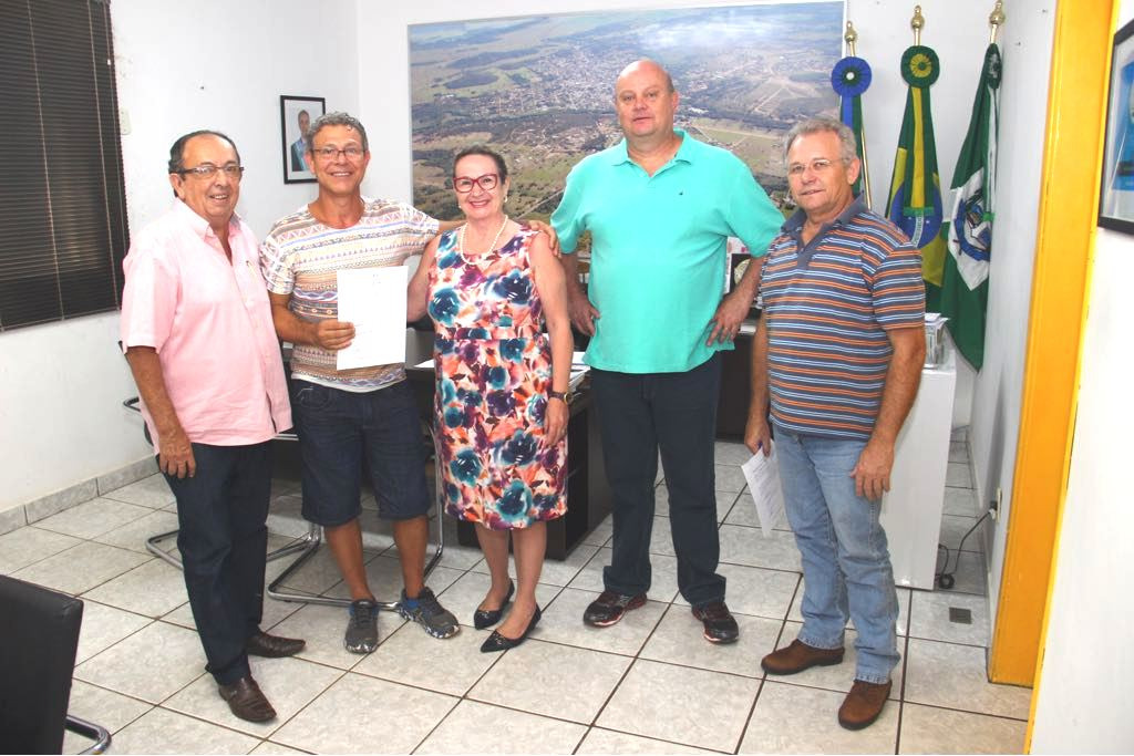Prefeito dá posse a professor de Educação Física concursado