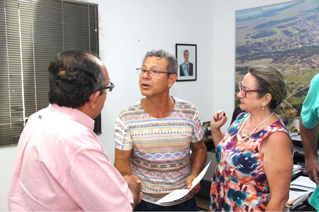 Prefeito dá posse a professor de Educação Física concursado