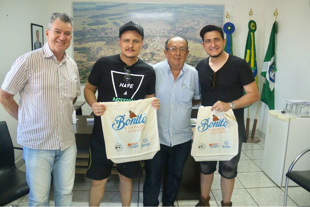 Prefeito recebe dupla sertaneja gospel André e Felipe Prefeito recebe dupla sertaneja gospel André e Felipe