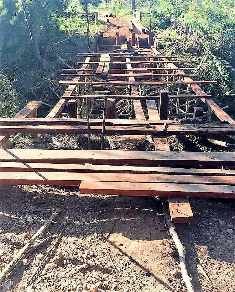 Prefeitura reconstrói ponte de madeira sobre o Rio do Peixe
